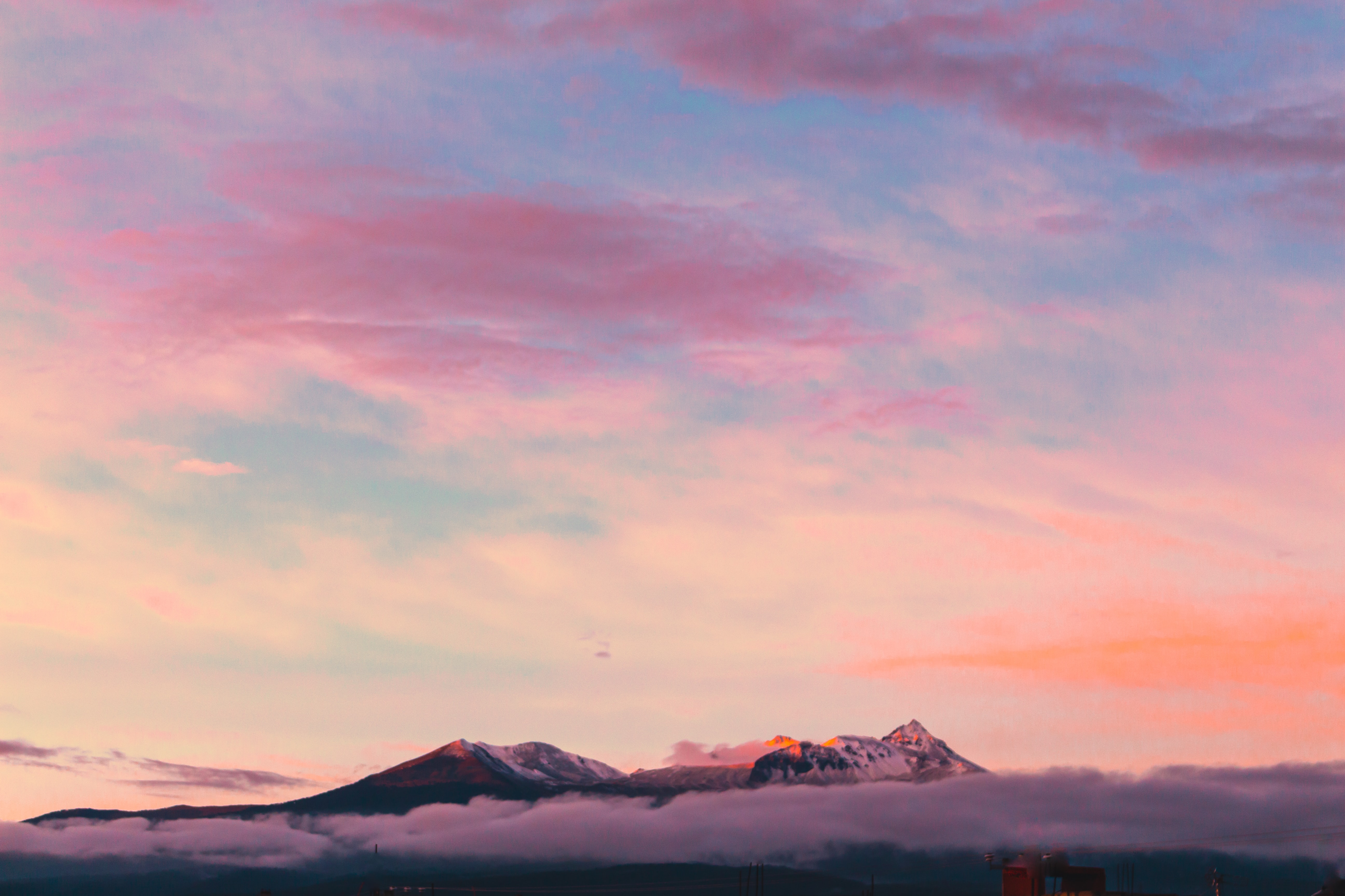 couché de soleil sur des montagnes